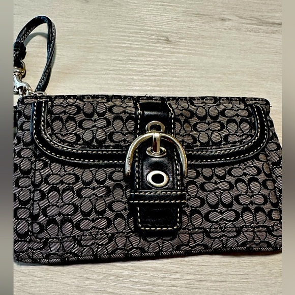 Coach wristlet- authentic - Picture 1 of 7